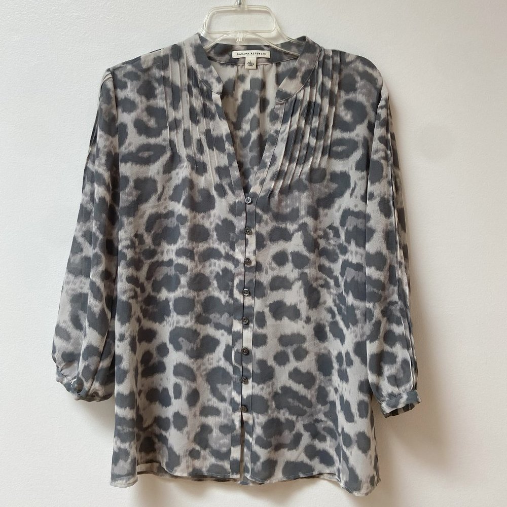 BANANA REPUBLIC blouse w/ button front